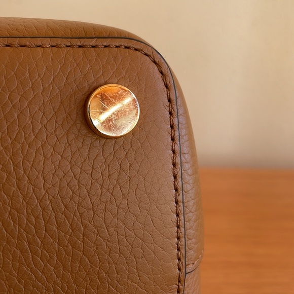 MICHAEL KORS BEDFORD PEBBLE LEATHER POCKET TOTE ACORN/GOLD - Picture 5 of 14